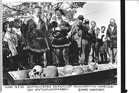 Inari 16.7.1995: Kaikkiaan 95 saamelaista pääkalloa kätkettiin takaisin kirkkomaahan Inarin seurakunnan Vanhassa hautuumaasaaressa Inarinjärvellä. Kallot olivat olleet 61 vuotta Helsingin yliopiston anatomianlaitoksella, jonne ne oli viety tutkimustarkoituksessa, kuten virallisesti sanottiin. Arkistokuva.