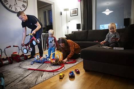Merja Poikkimäki ja Petri Jääskeläinen muuttivat kuusi vuotta sitten vuokralle rivitaloon Nokialle ja alkoivat etsiä omakotitaloa Tampereen seudulta. Sopivaa taloa ei ole vielä löytynyt. Tilaa tarvitaan, sillä perheessä on myös kaksi lasta, Aapeli ja Viljami.
