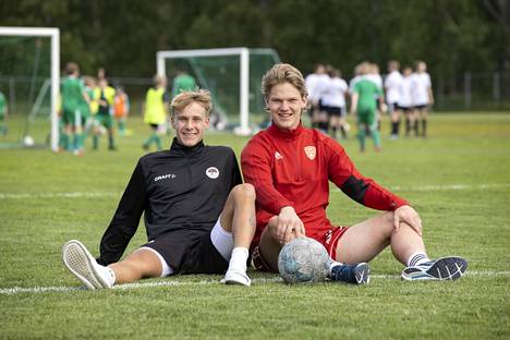 MuSan keskikenttäpelaaja Elmeri Nieminen ja FC Jazzin maalivahti Jaakko Lakkamäki edustavat eri seuroja, mutta samaan aikaan he ovat myös joukkuekavereita Pori Akatemiassa.