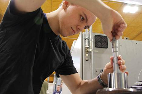 Vammalan ammattikoulun koneistusalan toisen vuoden opiskelija Paavo Hakala mittaa uuden robotin ja vuonna 2015 hankitun sorvin avulla valmistetun karaholkin reiän halkaisijaa. 