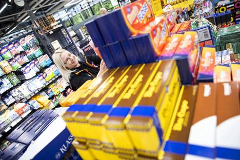 Joulusuklaat ovat vallanneet jo hyvän osan kauppojen myyntitilasta. Myyjä Jenna Peltonen asettelee K-Supermarket Hansassa herkkuja tarjolle. 