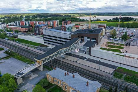 Näky keskeneräisestä Telkäntaipaleen sillasta on tuttu monelle Lempäälän keskustassa käyneelle. Radan yli kulkevan sillan ensimmäinen osa on ollut paikoillaan jo yli kolme vuotta. Tältä sillan yllä näytti toukokuussa 2021. Taustalla kohoaa Lempäälä-talo.