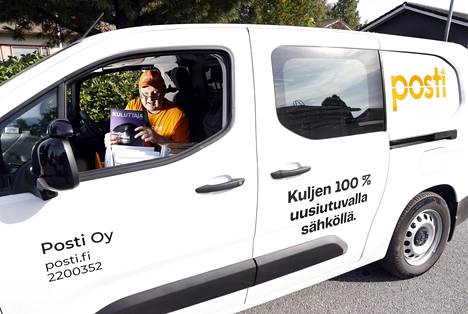 Postinjakaja Kari Ramstadius on jakanut viikon ajan postia uudella Citroën Berlingo -sähköpakettiautolla. Kokemukset ovat olleet vain myönteiset.  Sähköauto ei eroa tavallisesta pakettiautosta muuten kuin, että ratti on jakamisen helpottamiseksi oikealla puolella.