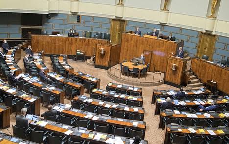 Eduskunnan täysistuntoihin osallistuvien määrä on korona-aikana yleensä rajoitettu enintään 74 edustajaan kerralla.