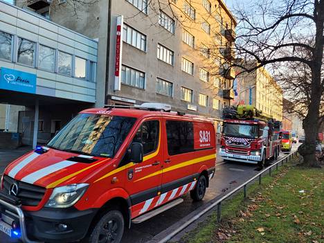 Satakunnan pelastuslaitos hälytettiin sammuttamaan ensimmäistä autopaloa pysäköintihalliin Porin keskustaan viime viikon tiistaina aamulla.