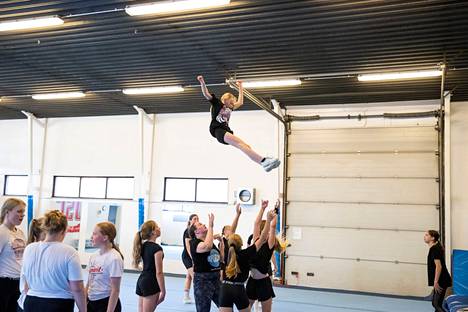 Kuva liikuntaseura Porin cheerleading-harjoituksista elokuussa 2022.