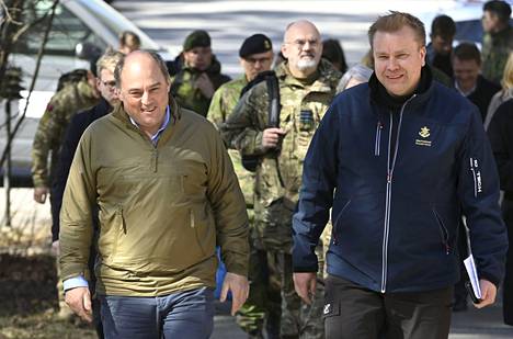  Ison-Britannian puolustusministeri Ben Wallace ja puolustusministeri Antti Kaikkonen tapasivat Arrow 22 -harjoituksen yhteydessä Niinisalossa 4. toukokuuta.