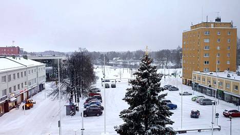 Yön aikana Pirkanmaalla pyrytti jopa yli 10 senttimetriä lunta. Maanantaiaamuna Valkeakosken keskustan kulkuväyliä aurattiin puhtaaksi lumesta.