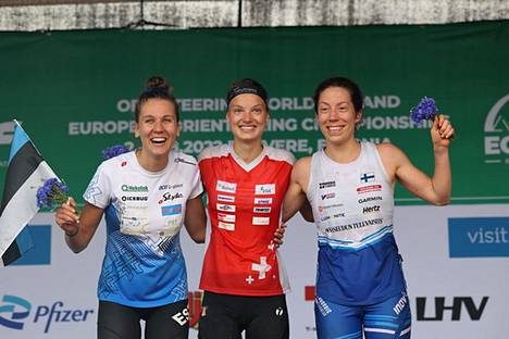 Venla Harju (oik.) hymyili mitalistien kukituksessa toiseksi sijoittuneen Viron Evely Kaasikun (vas.) ja sveitsiläisen voittajan Simona Aebersoldin kanssa.