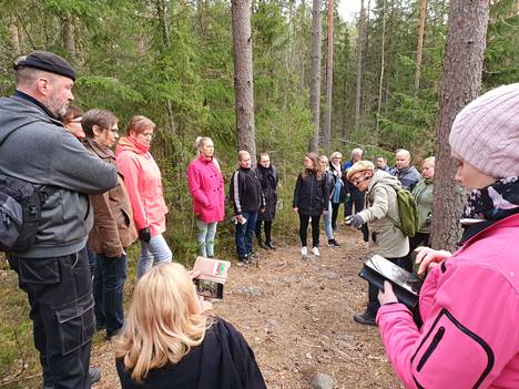Joukko kaupunginvaltuutettuja tutustui keväällä Halimaankallioiden alueeseen SLL Nokian Kaija Helteen johdolla.