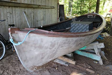 Tämän veneen on veistänyt aikoinaan Esko Rantamaan isä Endi. Kyljet on myöhemmin päällystetty lasikuidulla.