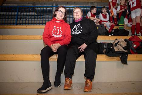 Hanna Räihä-Mäntyharju (punaisessa paidassa) ja Sari Vuohiniemi ovat joukkueenjohtajina Ilves-Kissoissa, jossa heidän lapsensa pelaavat. Vuohiniemi kehuu Välipäiväturnauksen järjestelyitä sujuviksi.