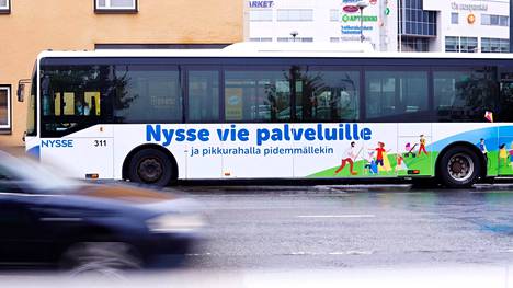 Kuljettajat ovat pysyneet terveinä ja bussit kulkevat edelleen. Kuvassa Nysse-bussi kesällä Valkeakoskella.