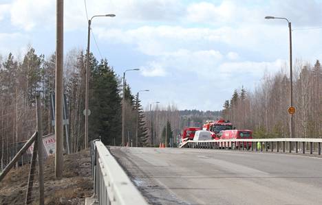 Kaksi henkilöä menehtyi rekka-auton ja henkilöauton nokkakolarissa Porintiellä Huittisissa torstaina iltapäivällä.