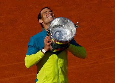 Neljästoista kerta Ranskan avointen mestarina lienee 36-vuotiaalle Rafael Nadalille yksi tunteikkaimmista. Massakenttien valtias ei pidätellyt riemuaan mestaruuspokaalin kanssa.