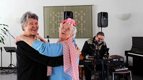 Arkistokuvassa Heli Estemaa (vas.) ja Salme Kopro tanssivat keskenään eläkeläisten päivätansseissa seurakuntatalolla maaliskuussa 2019. Musiikkia soitti Juhani Fredrikson.