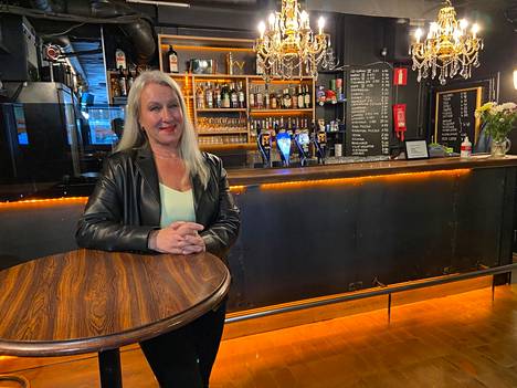Mariann Tapiola avasi Club92-ravintolan syksyllä 2021 liiketilassa, jolla on pitkät baariperinteet.