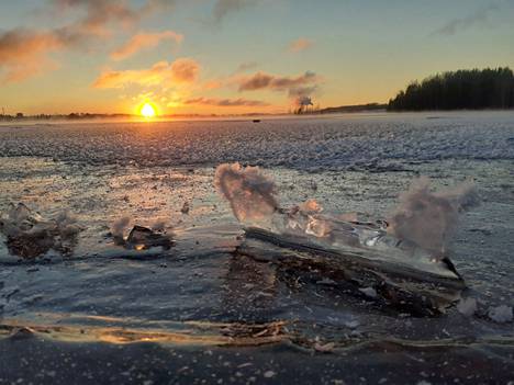 Jäätyvästä vedestä voi tulevina pakkaspäivinä saada vaikuttavia kuvia. Kuva on otettu Reuharinniemestä Lielahden suuntaan.