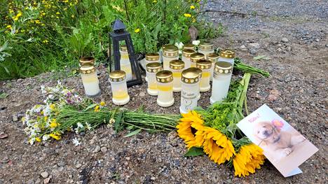 Onnettomuuspaikalle tuotiin tuoreeltaan kynttilöitä ja kukkia.