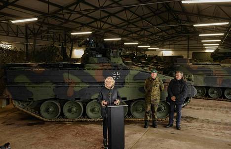 Saksan entinen puolustusministeri Christine Lambrecht esiintyi tiedotustilaisuudessa 12. tammikuuta 2023 taustallaan Marder-rynnäkköpanssarivaunua. Saksa ilmoitti lähettävänsä niitä 40 Ukrainaan.