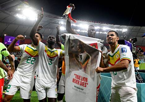 Senegalin pelaajat muistivat Papa Bouba Diopia Ecuador-voittoa juhliessaan.