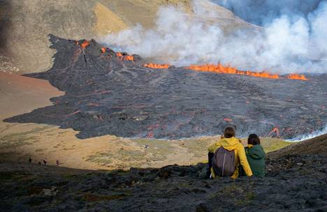 Ihmiset katselivat purkautuvaa tulivuorta Grindavikissa Islannissa 3. elokuuta.