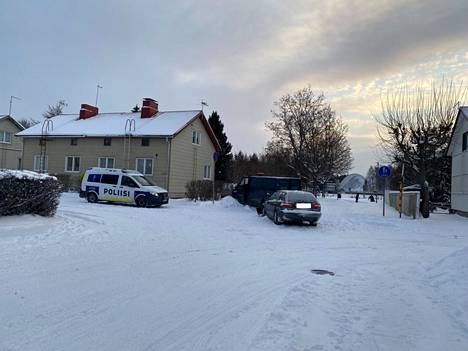 Volvo törmäsi Porin Veden pakettiautoon Porissa.
