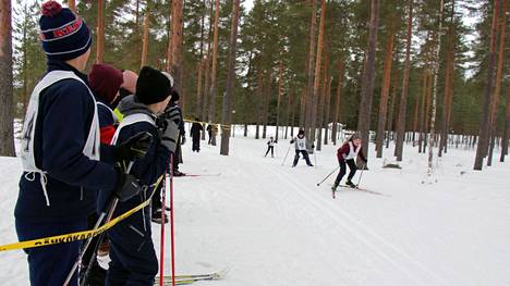 Keuruun alakoululaisten hiihtokisoissa kilpailijat myös kannustivat toisiaan.