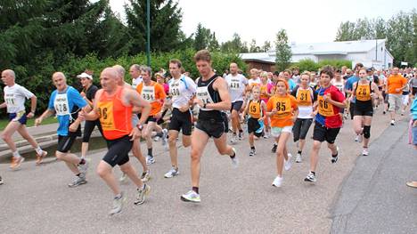 Honkahölkkä kokoaa juoksukansan Honkajoen kirkonkylälle vuosittain. Kuvassa hölkän lähtö vuonna 2010. 
