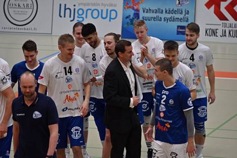 Akaa-Volleyn pelaajat onnittelivat entistä kapteeniaan Joni Mikkosta.