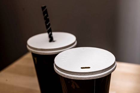 Maskulainen yrittäjä Matti Salonoja on kehitellyt kertamukeihin kartonkikannen, jolla päästää eroon muovikansista. Kuvassa kahvikuppeihin (edessä) ja virvoitusjuomamukeihin sopivat kannet. Kuvituskuva