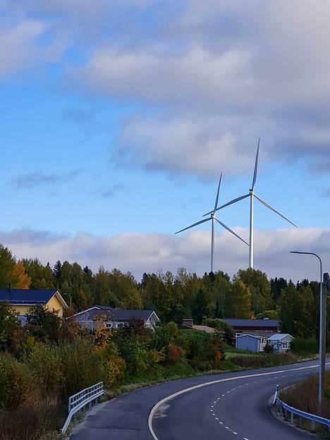 Pirkanmaalla suuria tuulivoimaloita ei vielä monta ole, mutta tilanne muuttuu. Tältä näyttää Sastamalassa Suodenniemellä, jossa tuulimyllyt aloittivat toimintansa kesällä 2022.