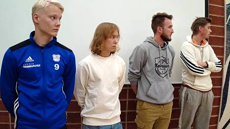 KeuPan edustusjoukkueesta kauden 2022 päättäjäistilaisuudessa onnittelupuhetta kuuntelevat Tuure Ollikainen, Hermanni Kankaanpää, Harri Ilmarinen ja Roni Lehtonen.