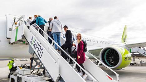 Tampere-Pirkkalan lentoaseman matkustajamäärät ovat kesällä nousseet kohinalla. Lentoaseman johtajan mukaan nousua selittävät lentoyhtiö Air Balticin kentältä lentämät uudet yhteydet. Ihmisiä nousi Aitr Balticin lennolle Pirkkalasta kohti Málagaa 1. toukokuuta.