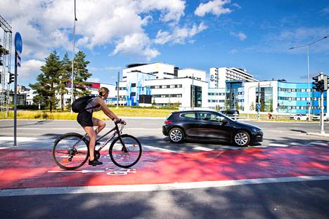 Punainen asvaltti korostaa pyöräliikenteen väylien ylityskohtia risteysalueella.