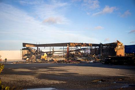 Porin Herralahdessa Helmentiellä sijainnut terminaalikeskus paloi syyskuussa. Kirjoittaja kysyy, milloin raunio puretaan pois.