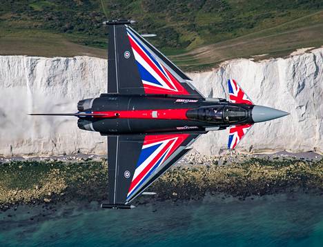 RAF Typhoon Solo Demo Teamin esityskone on mustaksi maalattu Typhoon-hävittäjä, jota koristavat Britannian lipun värit.