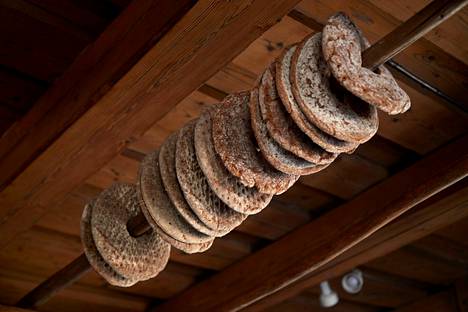 Keskimäärin suomalainen syö ruisleipää noin 15 kiloa vuodessa. Perinteisiä ruisleipiä 1700-luvulta peräisin olevassa pirtissä.