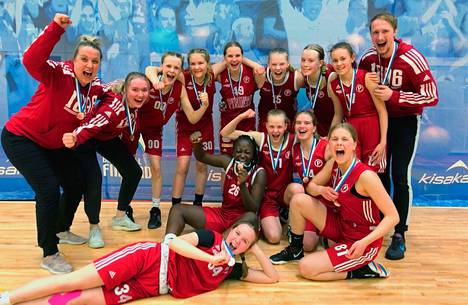 Pyrinnön U14-tyttöjen joukkue eteni täpärästi kevään SM-sarjasta lopputurnaukseen ja toi yllätystuliaisina Tampereelle pronssia.