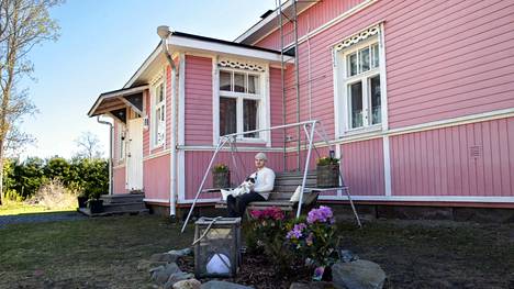 Ryssän pappilana tunnetun vaaleanpunaisen talovanhuksen omistavat nykyään Petteri ja Virpi Siitonen. Kuvassa heidän poikansa Joni Siitonen ja yksi perheen kissoista.