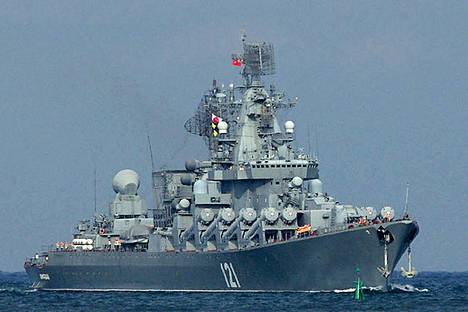 Arkistokuva vuodelta 2013 näyttää Venäjän Mustanmeren laivaston lippulaivan Moskvan saapuvan Sevastopolin lahdelle.