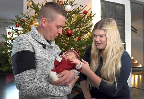Petri Eevan ja Maija Virtasen esikoinen syntyi itsenäisyyspäivänä. Joulun perhe viettää kotona vain lähimpien kanssa.