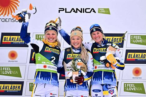 Naisten sprintti oli ruotsalaisten juhlaa. Emma Ribom otti hopeaa, Jonna Sundling uusi mestaruutensa ja Maja Dahlqvist kiri kolmanneksi.