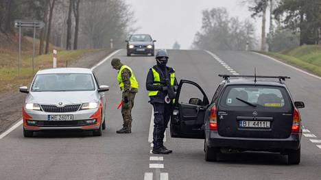 Ajoneuvoja tarkistettiin Valko-Venäjän ja Puolan rajan tarkastuspisteellä torstaina 11. marraskuuta.