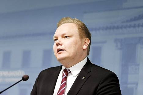 Maa- ja metsätalousministeri Antti Kurvinen (kesk) 