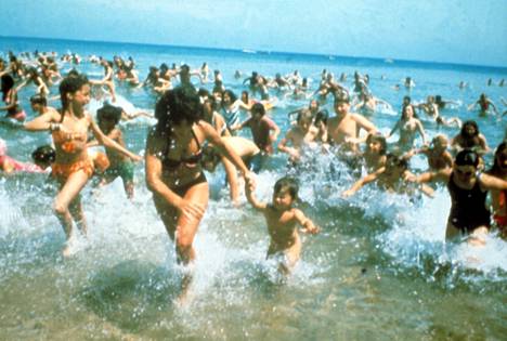 Ihmiset pakenevat valkohaita Tappajahai-elokuvassa (1975).
