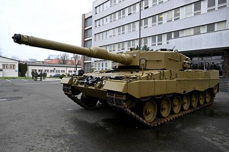 Saksa luovutti joulukuussa Slovakialle Leopard-taistelupanssarivaunuja osana niin sanottua rengasvaihtoa. Silloin Slovakia luovutti vanhoja neuvostovalmisteisia panssareitaan Ukrainalle.