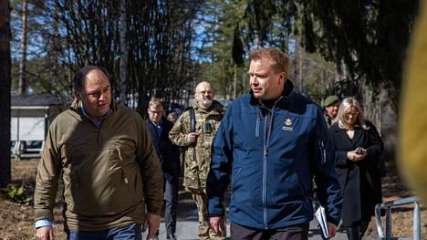 Britannian puolustusministeri Ben Wallace (oik.) tapasi Suomen puolustusministeri Antti Kaikkosen keskiviikkona Niinisalossa, jossa järjestetään Arrow 22 -harjoitus. 