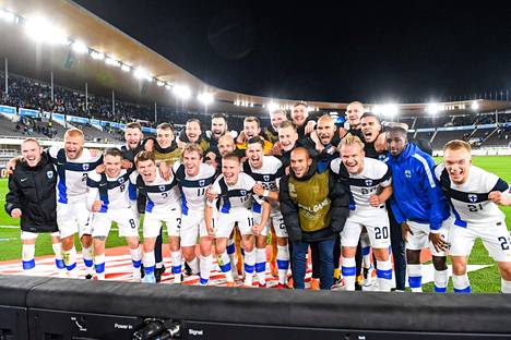Suomen voittoisa maajoukkue asettautui yhteiskuvaan Helsingin olympiastadionilla pelatun Kansojen liigan Irlanti-ottelun jälkeen 14. lokakuuta.