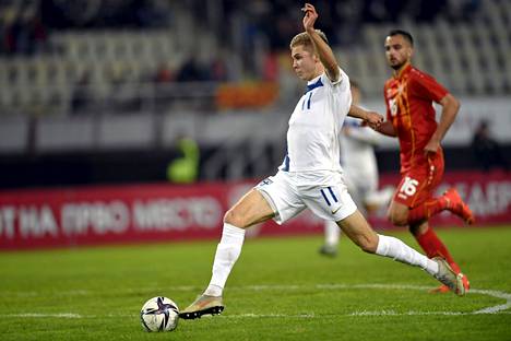 Huuhkajien Oliver Antman valmistautui laukomaan Pohjois-Makedoniaa vastaan pelatussa ottelussa Skopjessa torstaina. 